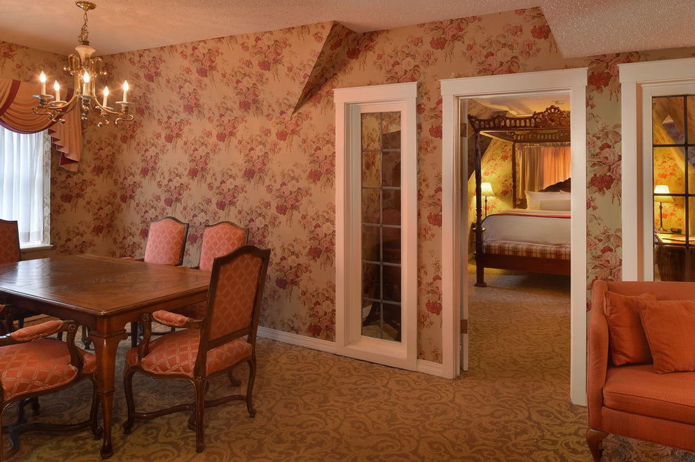 Seven Gables Inn, St Louis West, A Tribute Portfolio Hotel Клейтон Номер фото