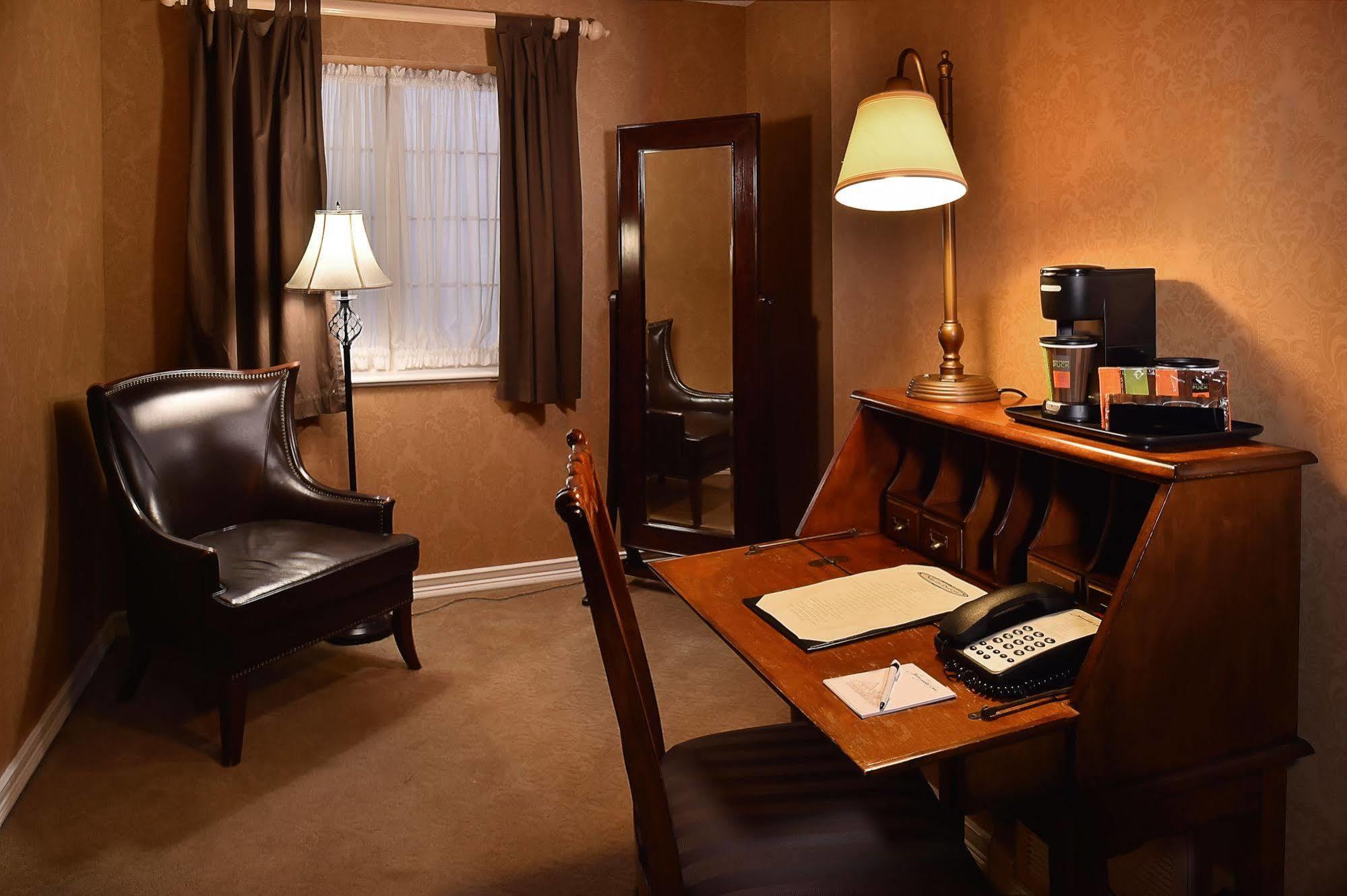 Seven Gables Inn, St Louis West, A Tribute Portfolio Hotel Клейтон Экстерьер фото
